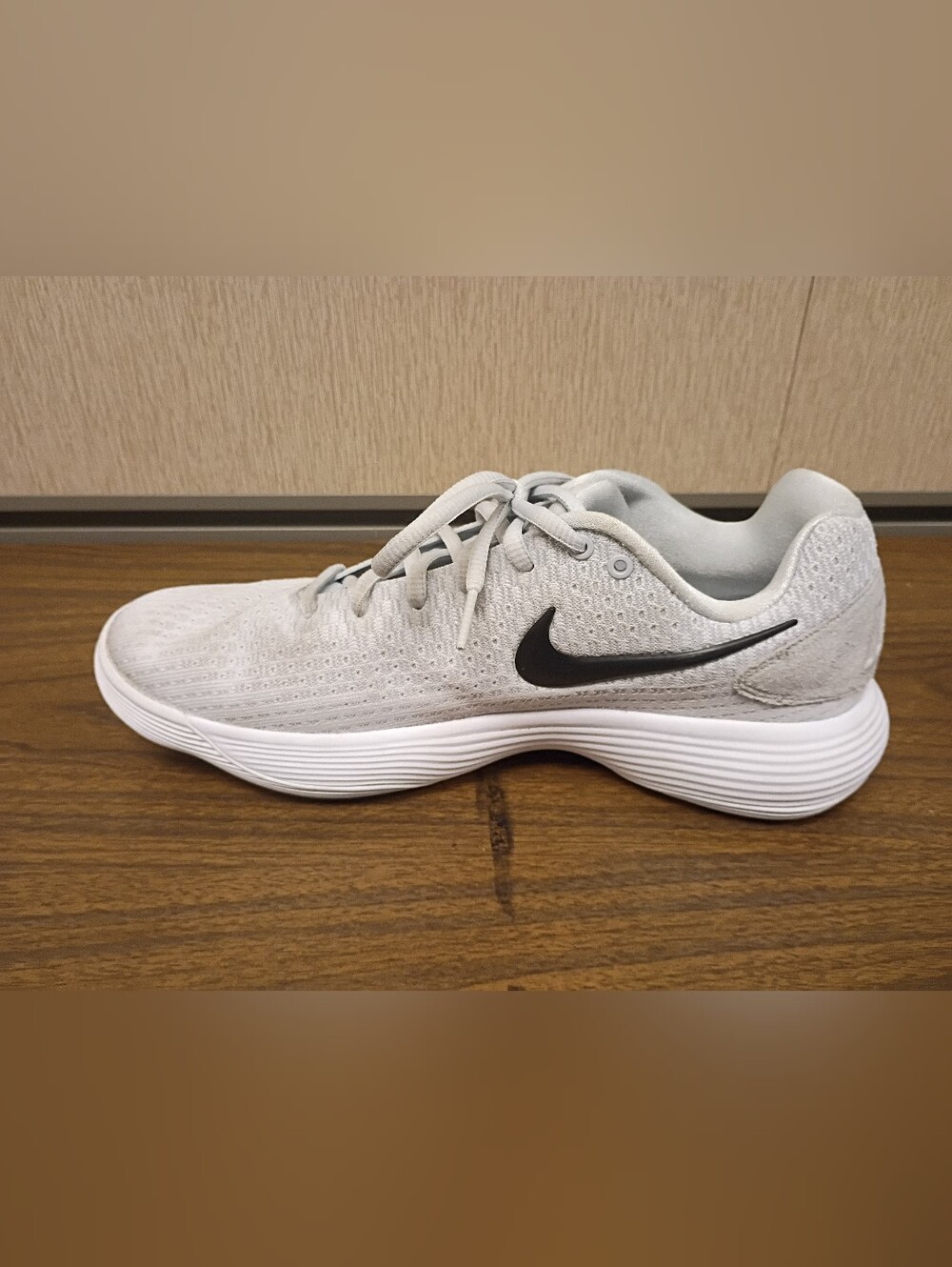 Nike Hyperdunk Low sneakers in a white and black Size 9.5. - Picture 4 of 8